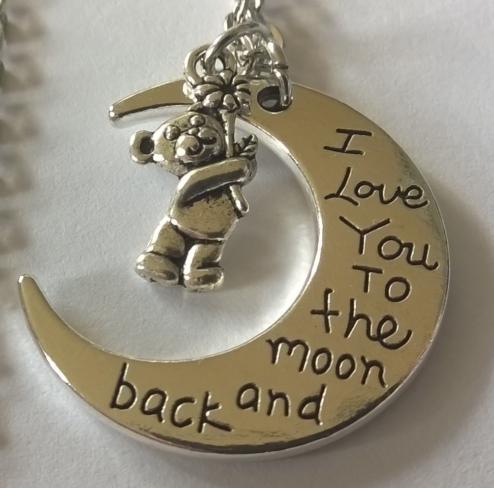 ketting met BEERtje en MAAN met tekst; I love you to the moon and back